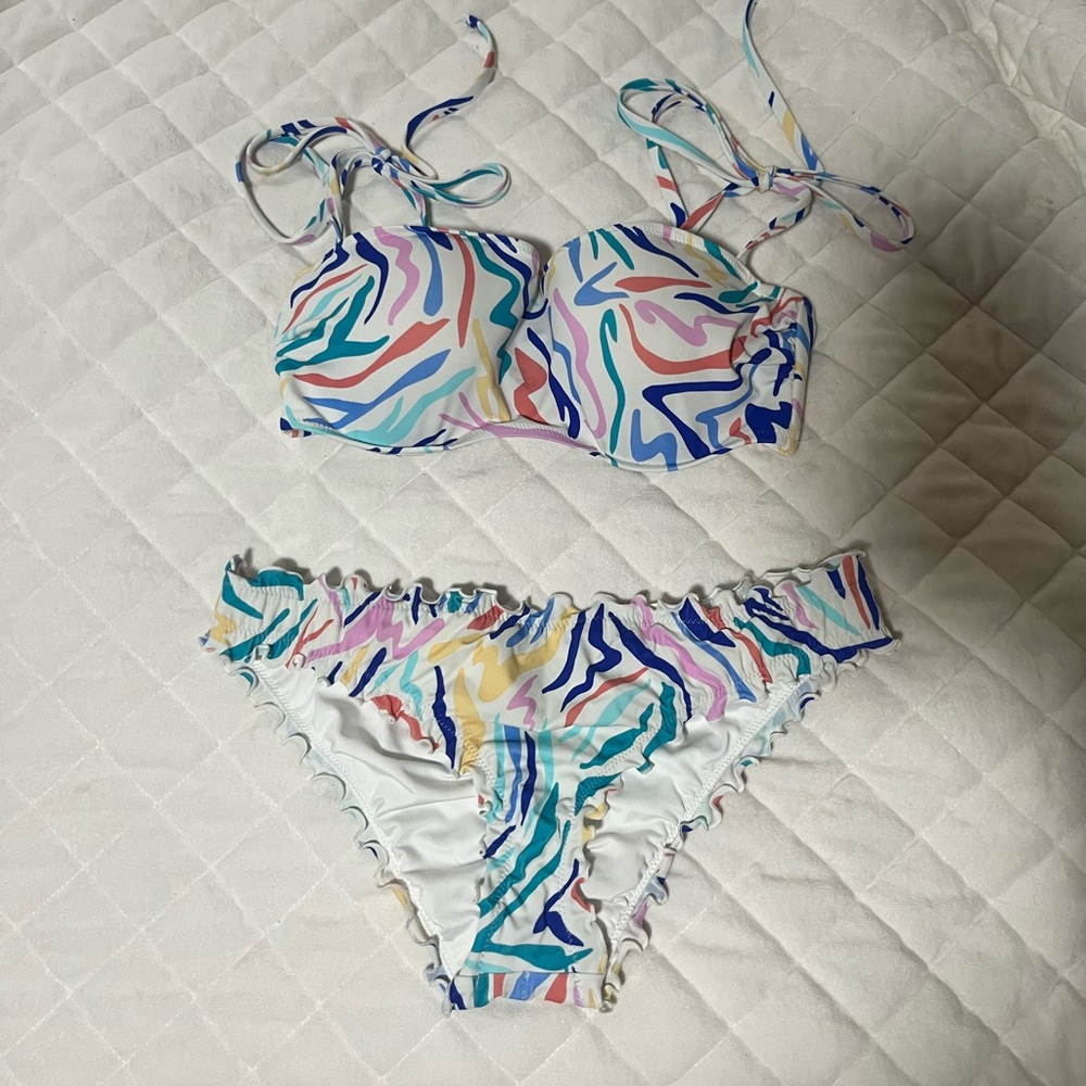 Shade shore bikini. Top fits a 34C and bottoms are a S